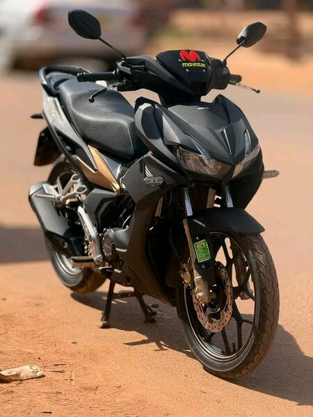 Moto Honda noire et or