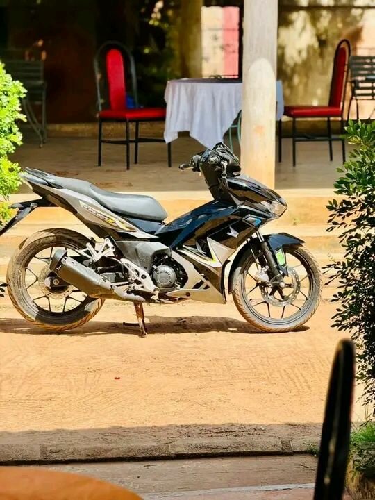 Moto sportive noire élégante