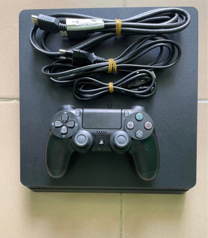 Console Sony PlayStation 4 avec manette