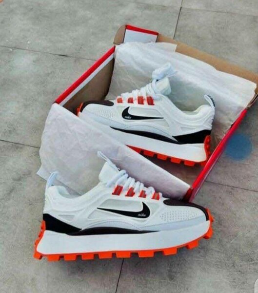 Chaussures Nike Waffle blanches et oranges