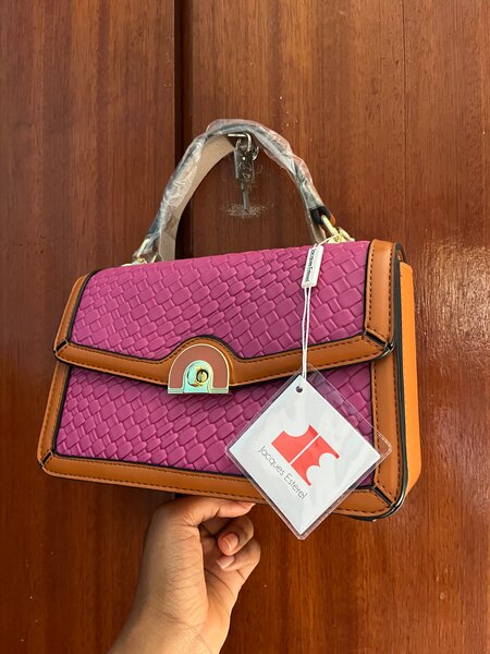 Sac à main tressé rose