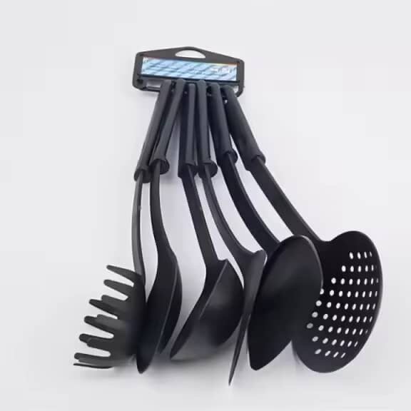Ensemble d'ustensiles de cuisine noir