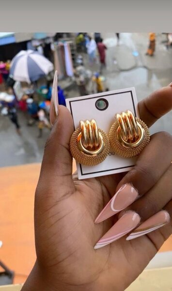 Boucles d'oreilles dorées élégantes