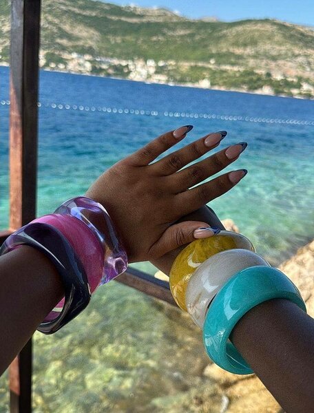 Bracelets en plastique colorés