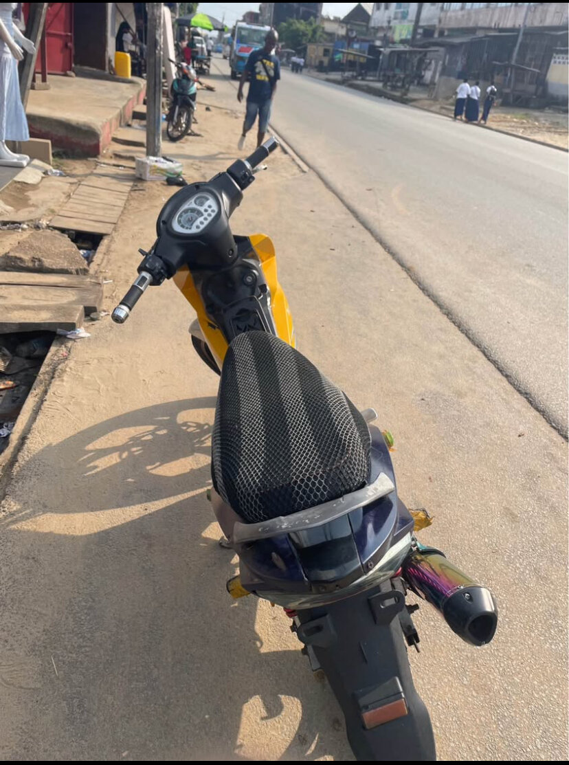 Moto Yamaha jaune et noir