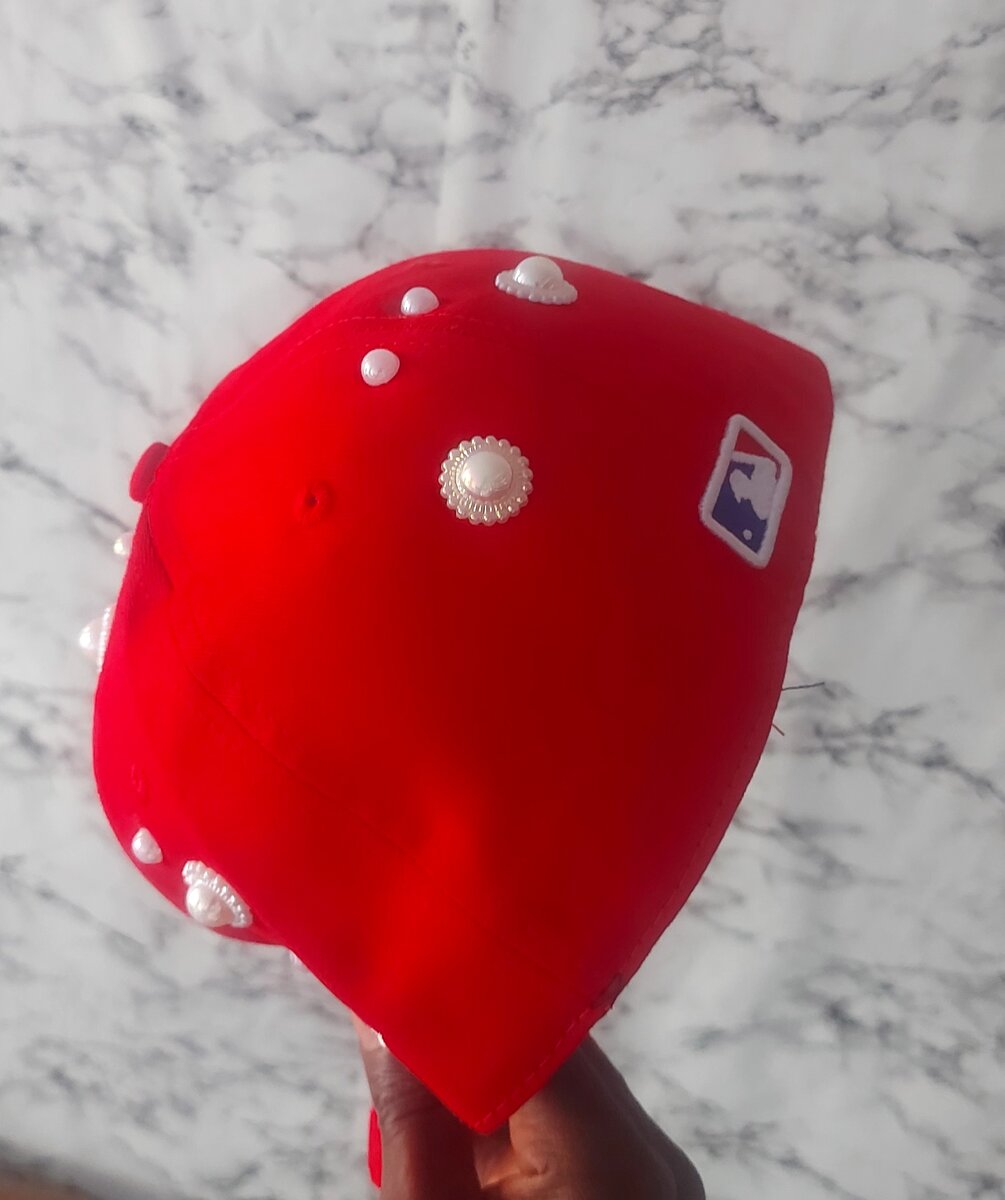 Casquette rouge ornée perles