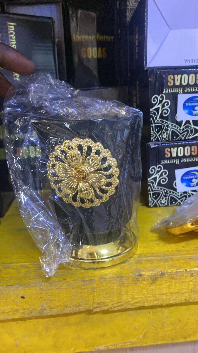 Encensoir en métal noir et doré