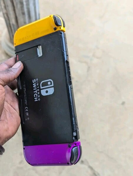 Nintendo Switch avec Joy-Con multicolores