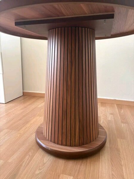 Table ronde en bois moderne