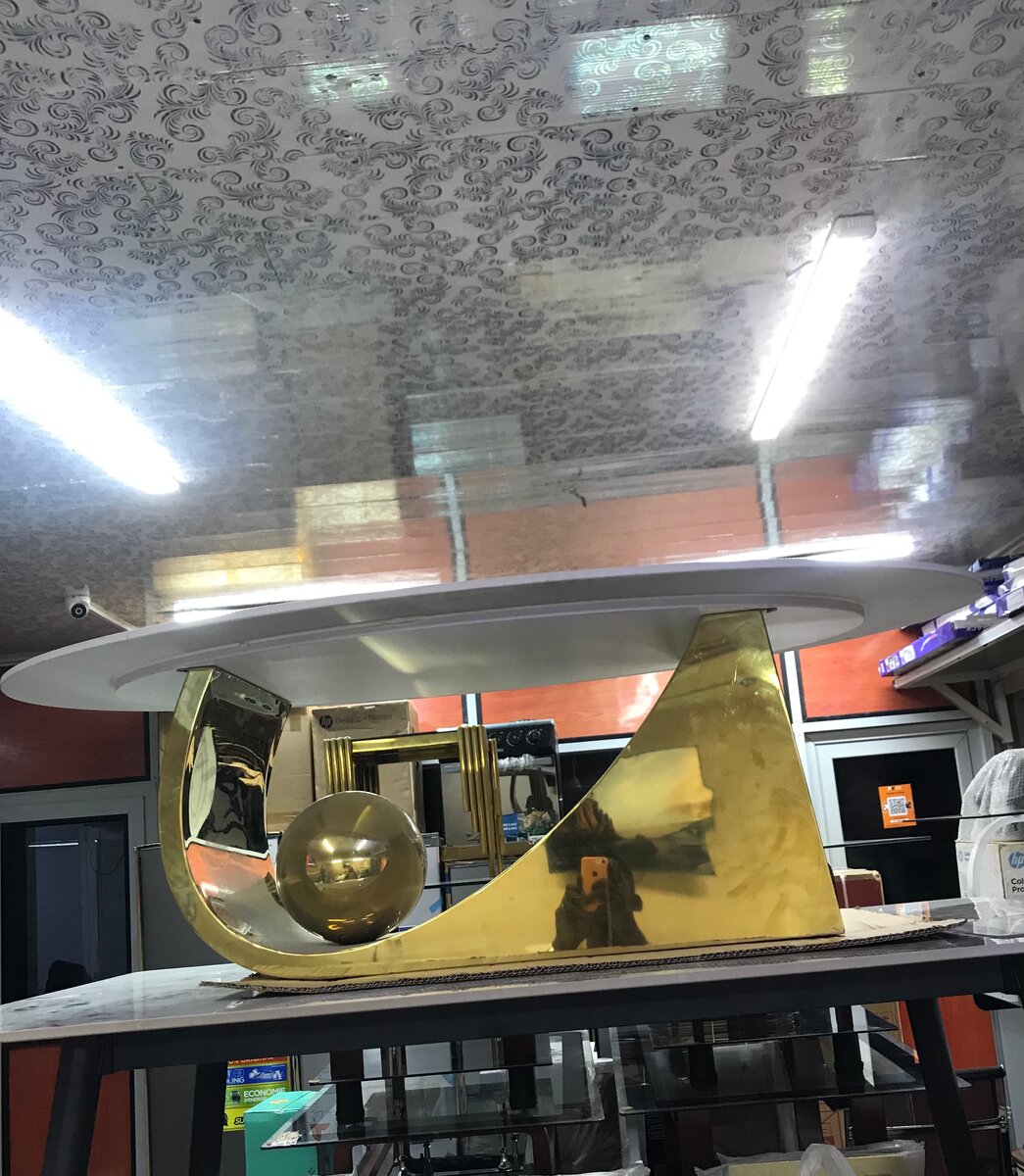 Table basse dorée moderne chic