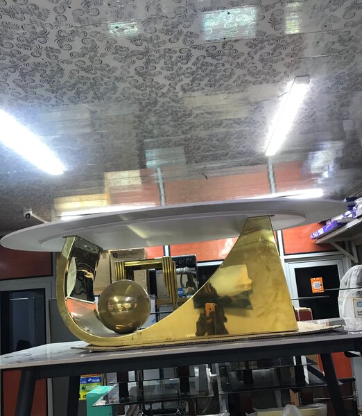 Table basse dorée moderne chic