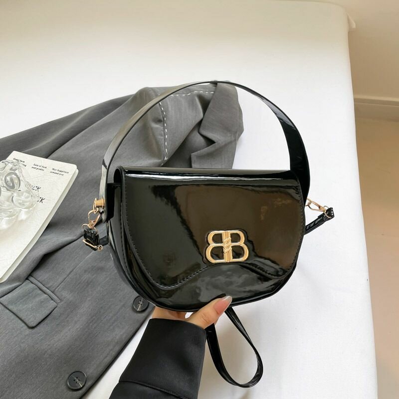 Sac à main en cuir verni élégant