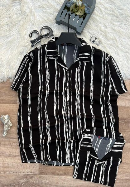 Chemise à rayures noires