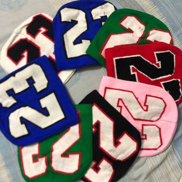 Bonnets colorés en coton