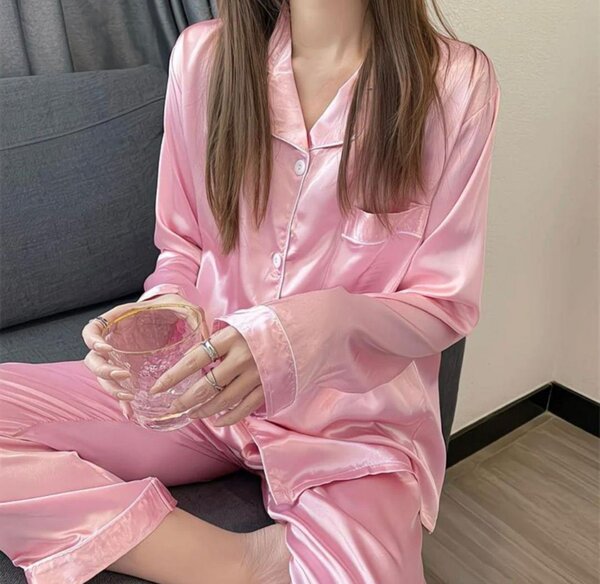 Pyjama en satin élégant femme