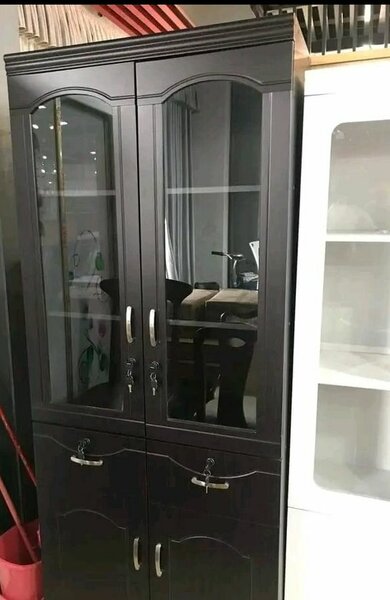 Armoire vitrée en bois élégante