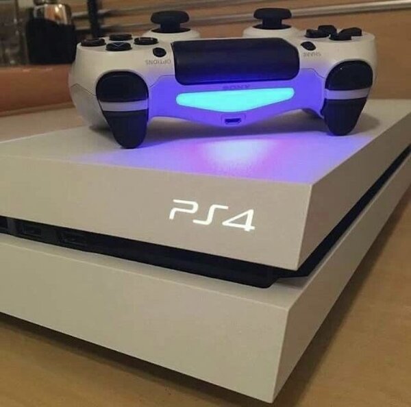 Console PS4 Slim 1To avec manettes et jeux vidéo