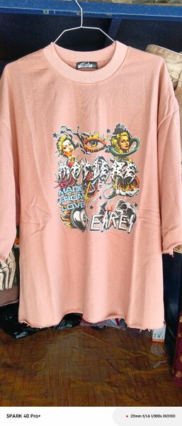 T-shirt graphique moderne