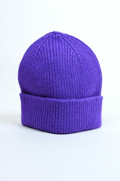 Bonnet en tricot violet
