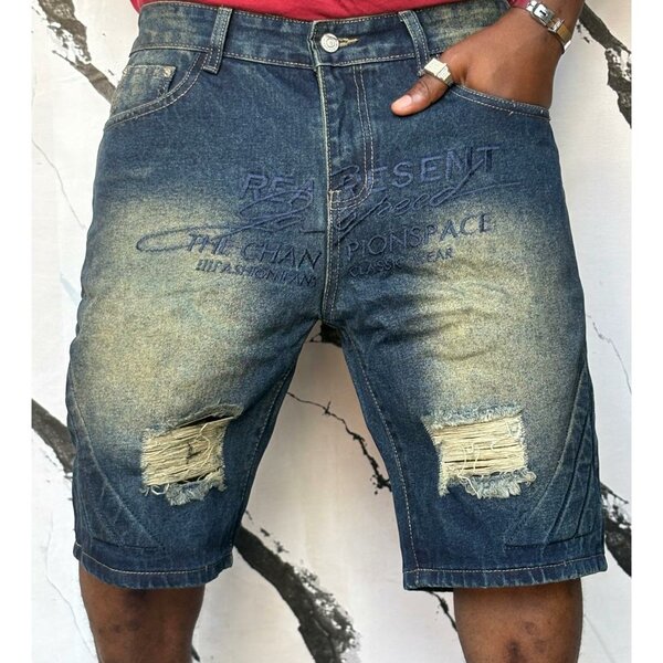 Short en denim déchiré