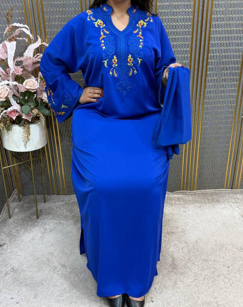 Robe longue bleue à broderie