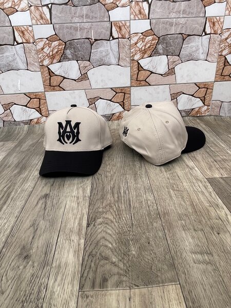 Casquette beige et noire tendance