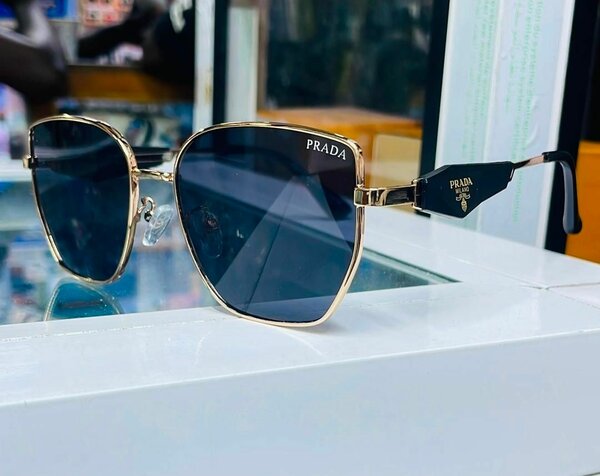 Lunettes de soleil Prada élégantes