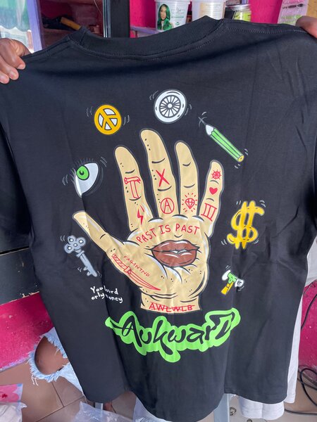 T-shirt noir imprimé artistique