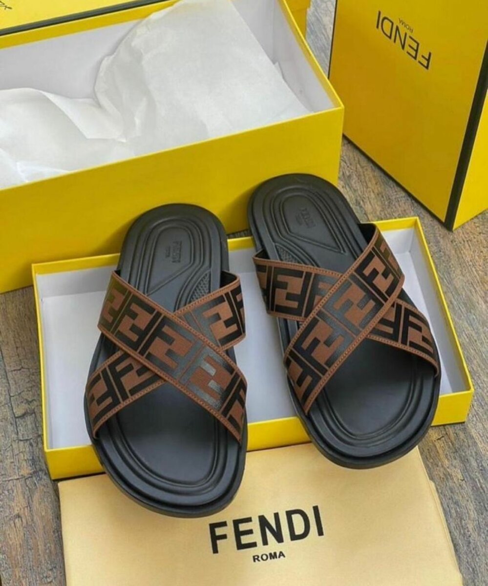 Mules Fendi en cuir noir
