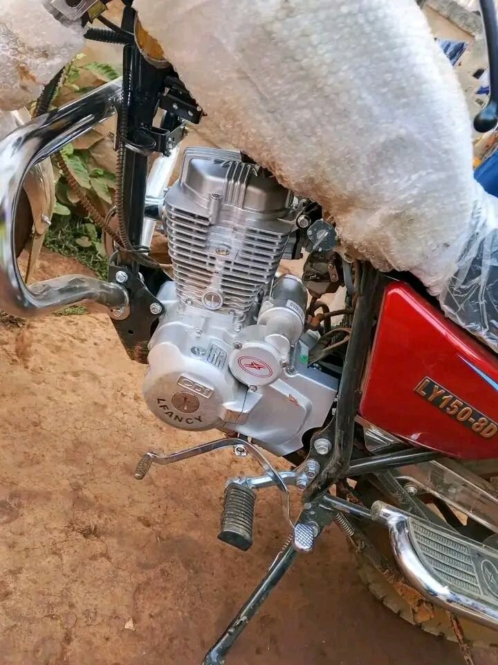 Moto classique rouge puissante