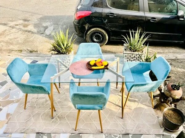 Ensemble table et chaises en verre et velours bleu