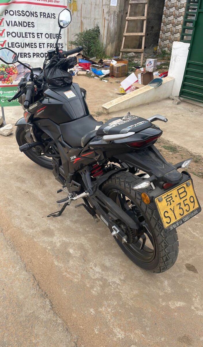 Moto Yamaha noir et rouge