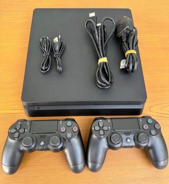 Console PS4 avec manettes