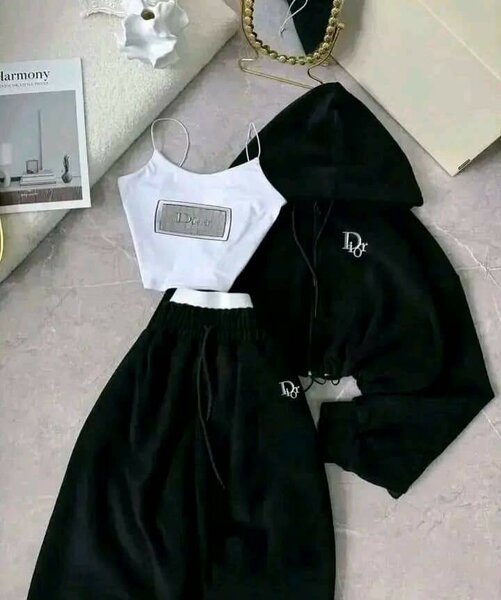 Ensemble survêtement et crop top Dior