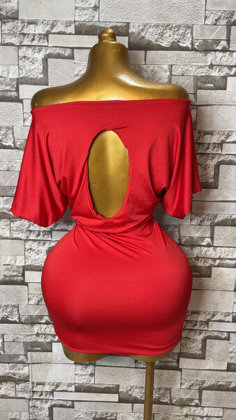 Robe rouge courte et élégante