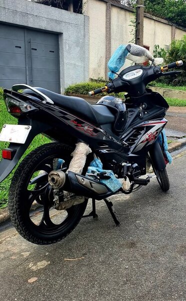 Moto sportive agile et élégante