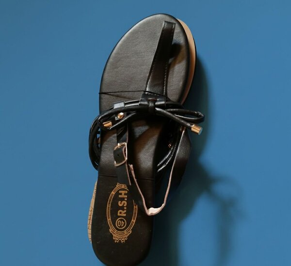 Sandales en cuir noir élégantes