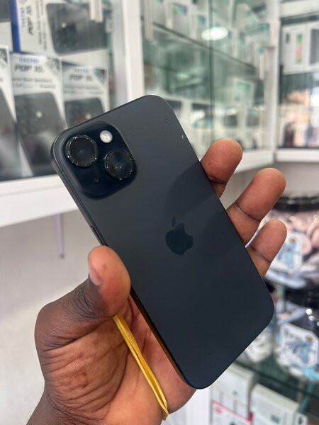 iPhone 15 Noir Éclatant