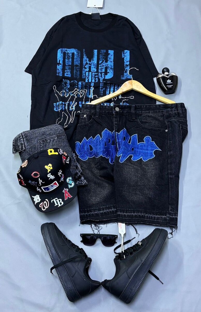 Ensemble mode homme avec T-shirt, jeans, chaussures et accessoires