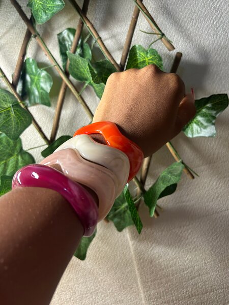 Bracelets en résine colorés
