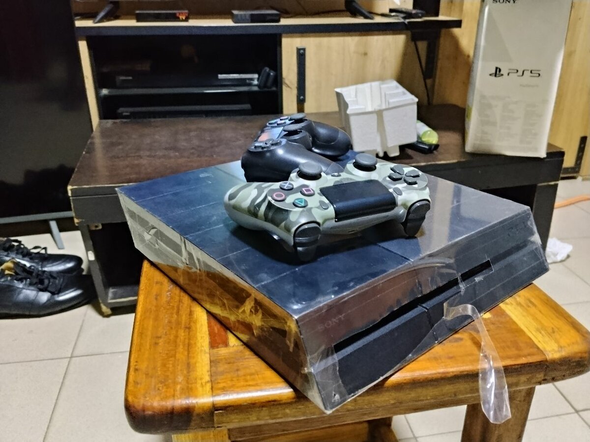 Console PS4 noire avec 2 manettes