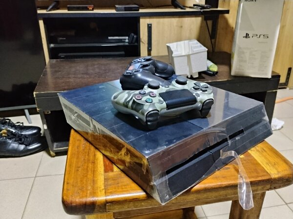 Console PS4 noire avec 2 manettes