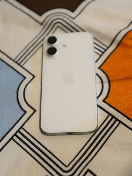 Apple iPhone 16