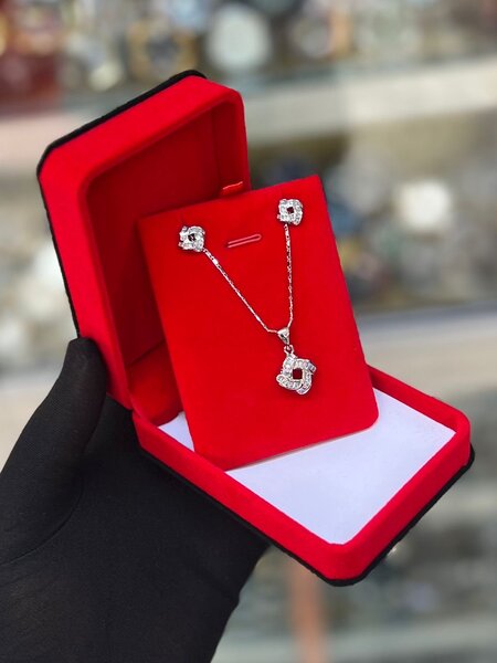 Ensemble collier et boucles d'oreilles en argent