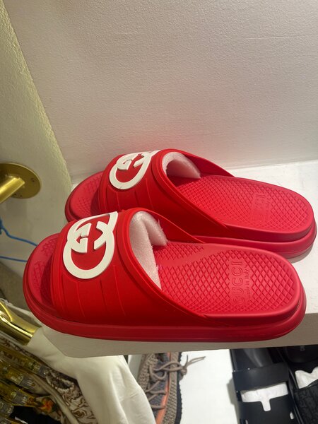 Claquettes rouges en caoutchouc