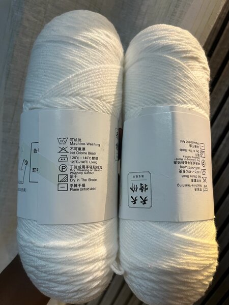 Laine acrylique blanche