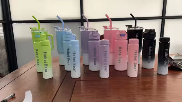 Bouteilles d'eau TanBear colorées