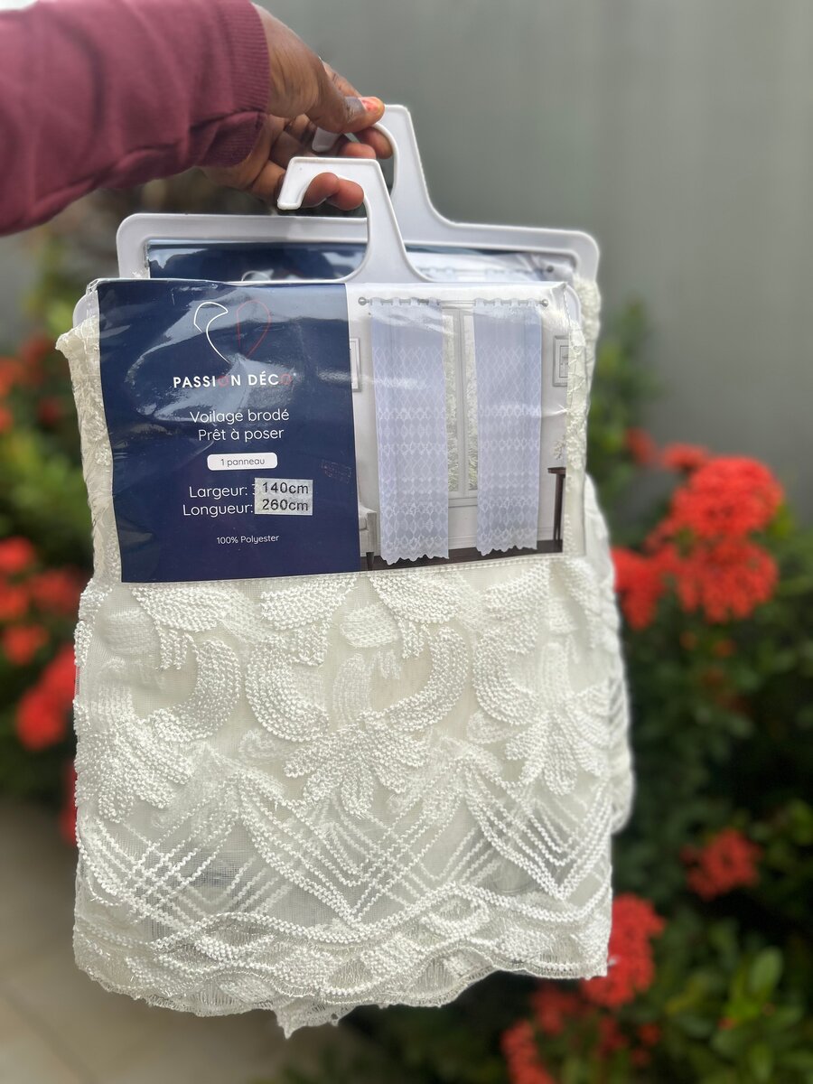 Rideau en dentelle blanche