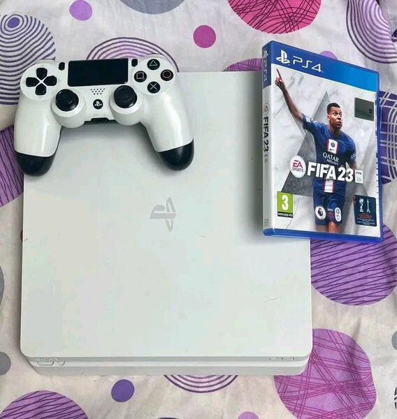 Console PS4 Slim avec FIFA 23