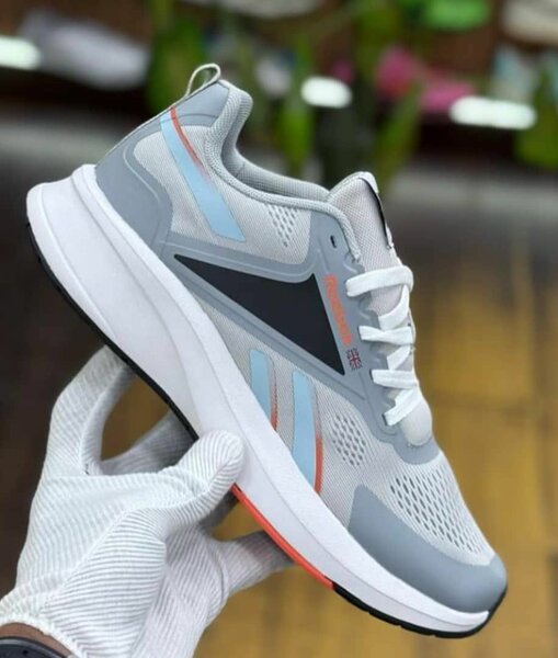 Chaussures de sport gris et blanc